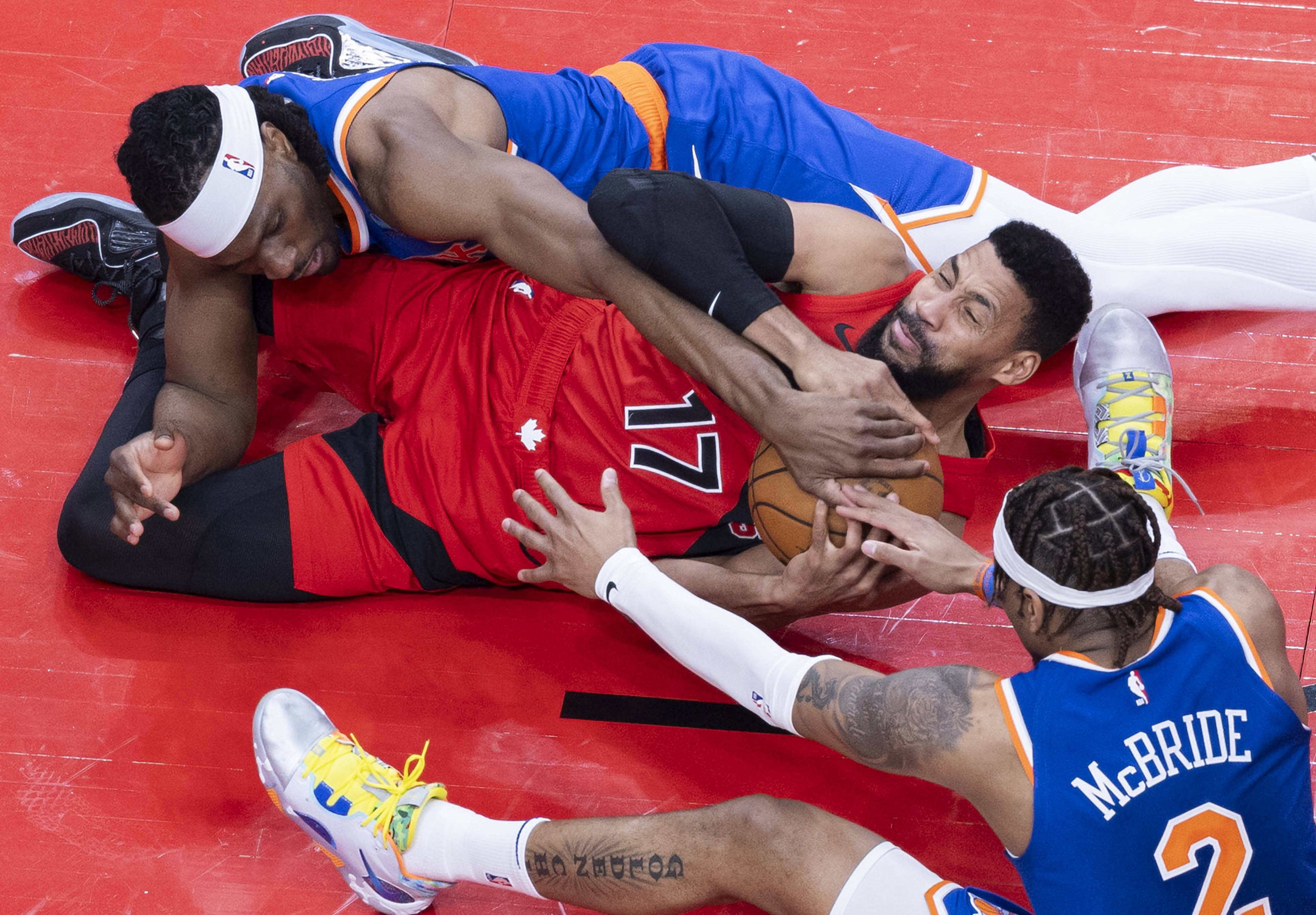 包含猛龙球员集体发挥出色，赢得球迷赞誉的词条