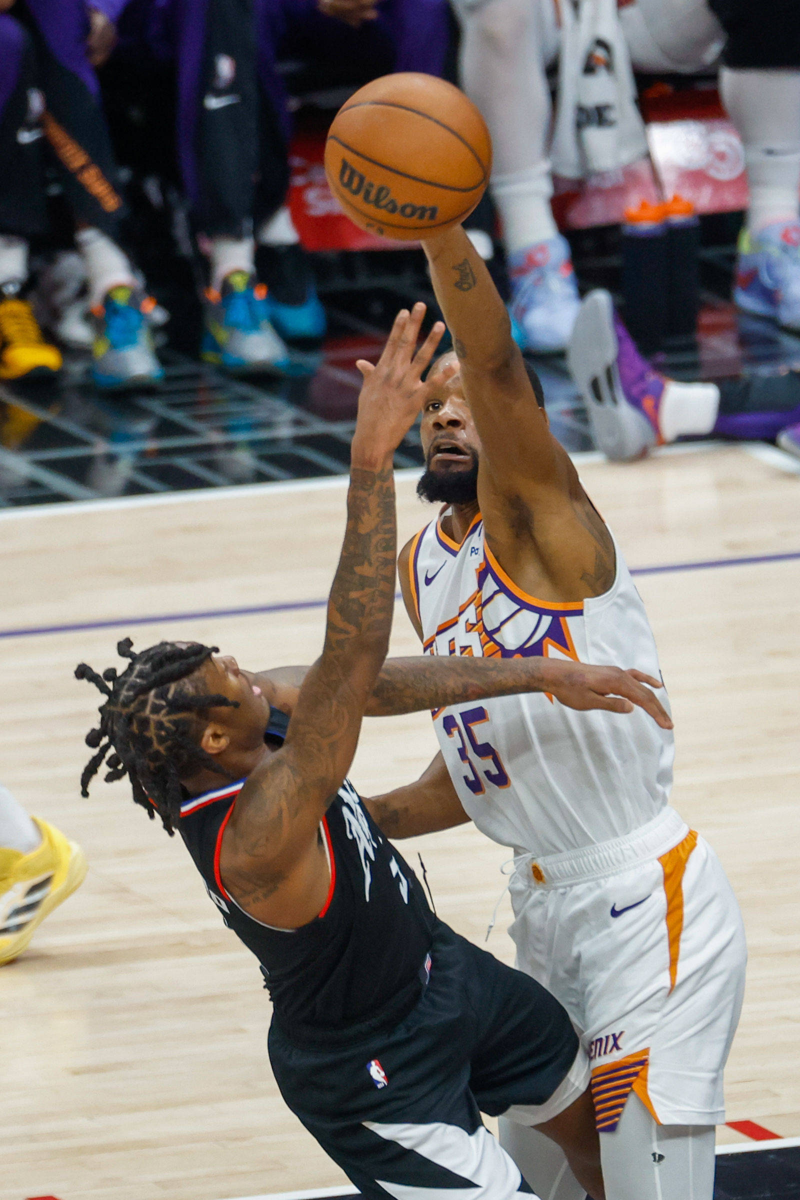 职业篮球联赛选手斗志昂扬，比赛场面火爆