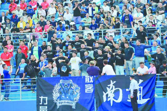主场球迷的加油声风起云涌，为球队助威