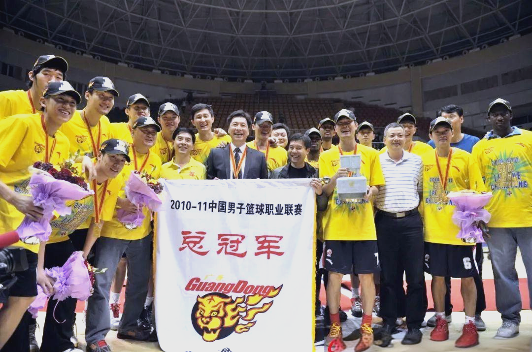 CBA总冠军奖杯横空出世，铭记荣誉时刻的简单介绍