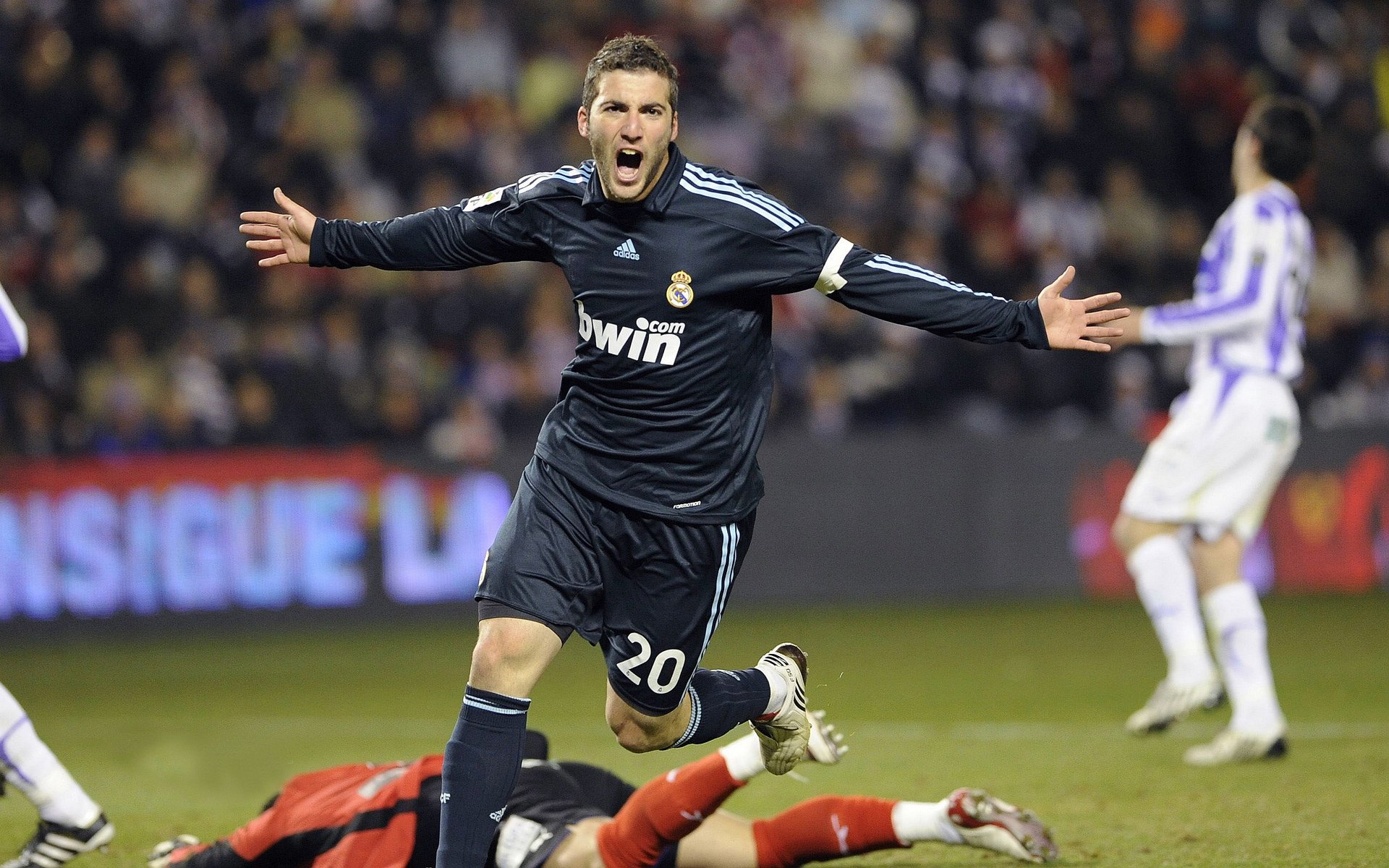 欧冠淘汰赛焦点战，法国强压卡塔尔，足球与资本的全球博弈